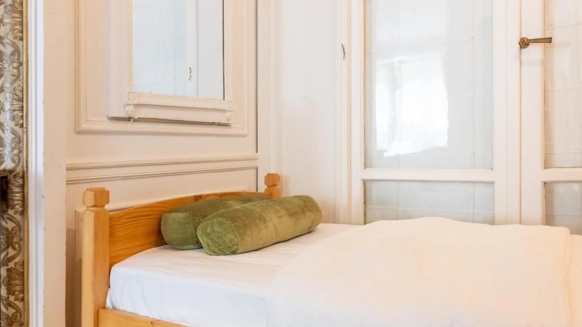 Luxurious 4 Bedroom Apartment Next To The Eiffel Tower Paris