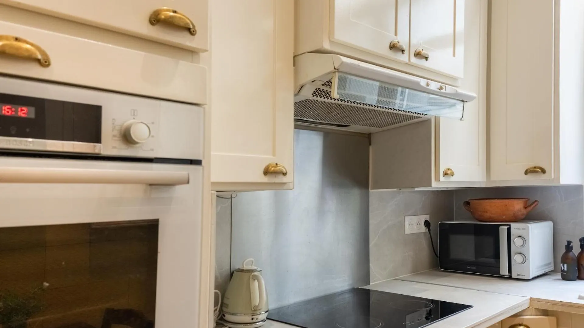 Luxurious 4 Bedroom Apartment Next To The Eiffel Tower Paris