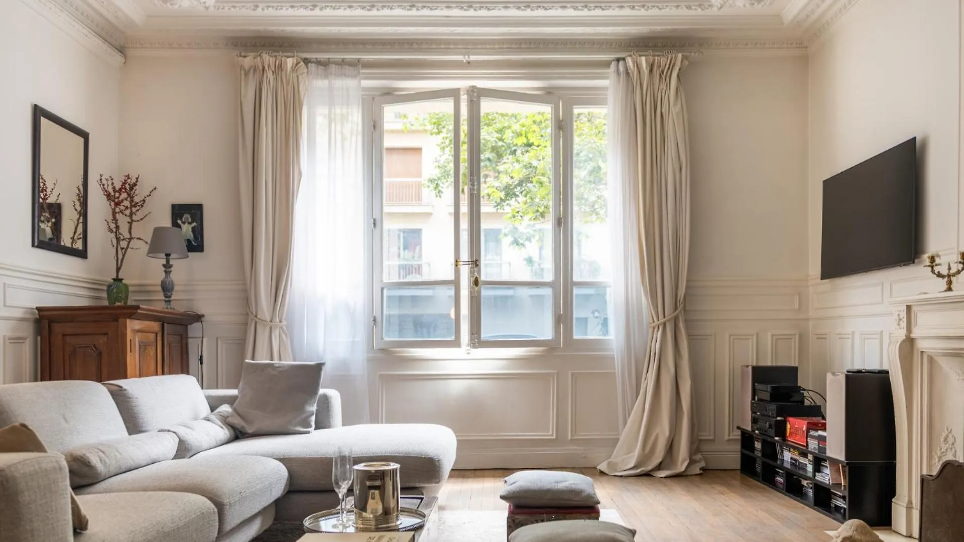 Luxurious 4 Bedroom Apartment Next To The Eiffel Tower Paris