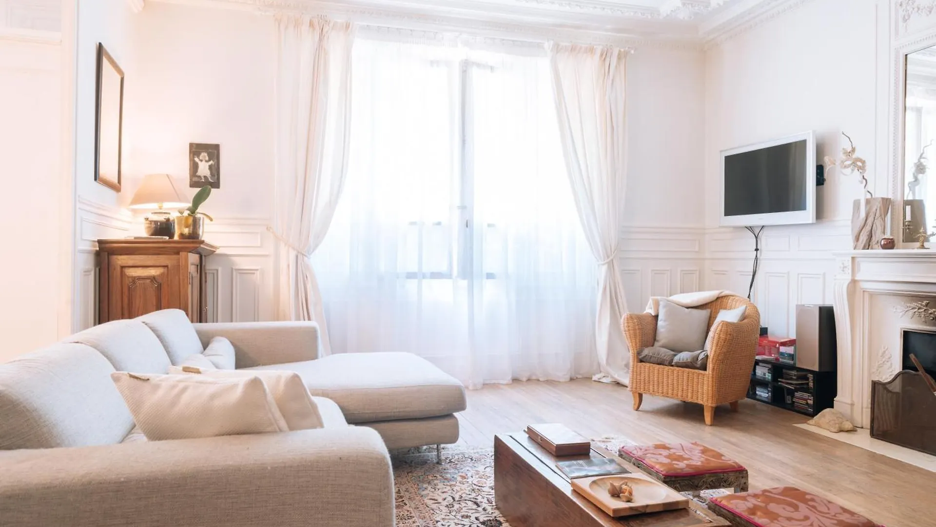 Luxurious 4 Bedroom Apartment Next To The Eiffel Tower Paris