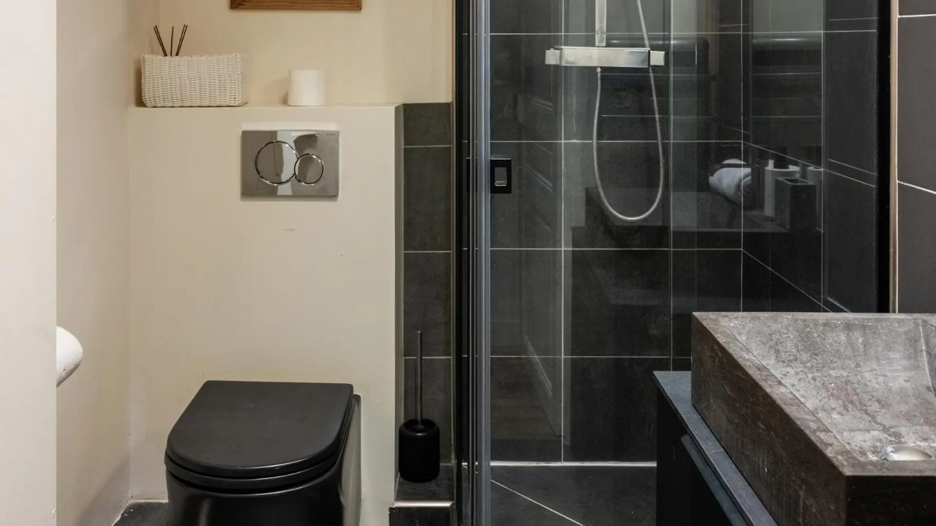 Luxurious 4 Bedroom Apartment Next To The Eiffel Tower Paris